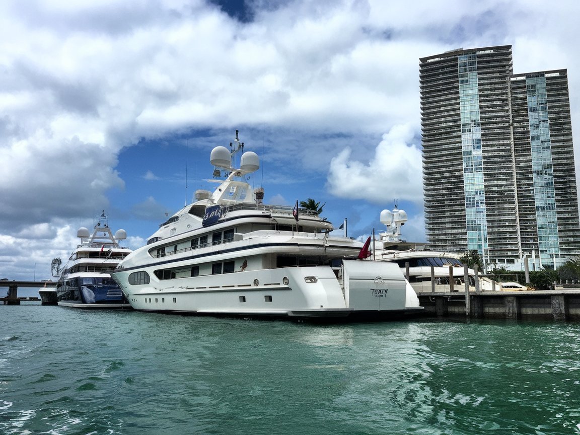 A cruise on Biscayne Bay offers stunning views of Miami’s skyline and nearby islands like the Venetian Islands, Star Island, and Fisher Island. Popular sunset and evening cruises highlight the city’s illuminated skyline, while private charters offer a luxurious experience. Fishing enthusiasts can enjoy sport fishing on half-day or full-day charters in the bay’s rich marine waters