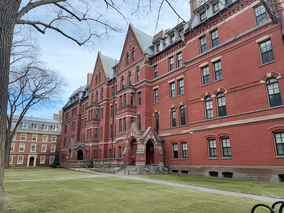 Harvard University, founded in 1636 and located in Cambridge near Boston, is the oldest higher education institution in the U.S. Explore Harvard Yard, historic buildings, and green spaces, then visit Harvard Square for bookstores and coffee shops. The Harvard Art Museums, including the Fogg Museum, offer impressive art collections. Free guided tours provide insights into Harvard’s legacy and notable alumni